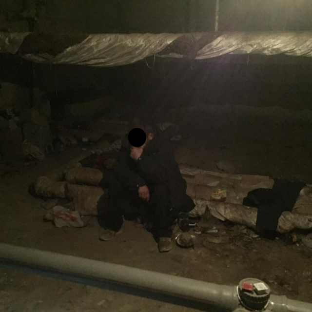 Бомж в подвале.png Бомж в подвале.png